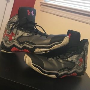 Under Armour Clutch Basketball Shoes